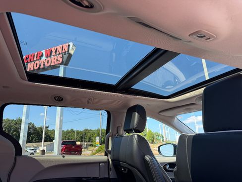 Used 2023 Chrysler Pacifica Limited FWD image 19