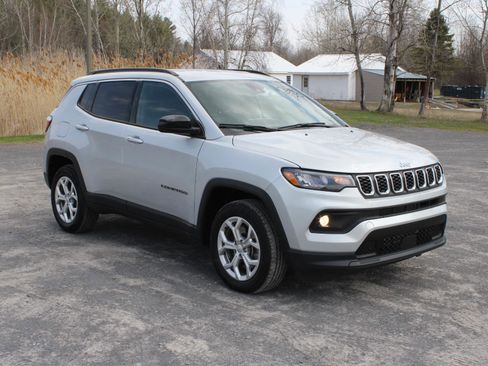 Used 2024 Jeep Compass Latitude AWD/4WD image 3