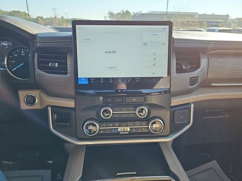 Used 2024 Ford Expedition Limited image 25