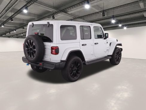 Used 2022 Jeep Wrangler Unlimited Sahara w/ Cold Weather Group AWD/4WD image 4