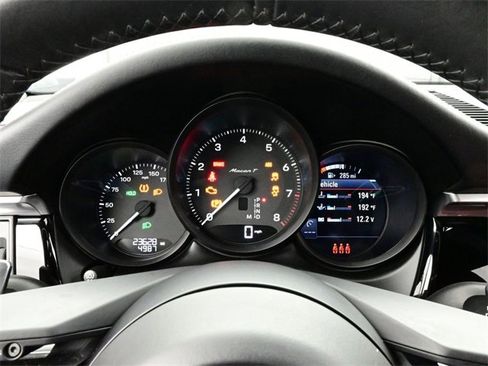 Certified 2023 Porsche Macan Turbo image 9