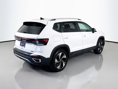 Used 2025 Volkswagen Taos SE AWD/4WD image 9