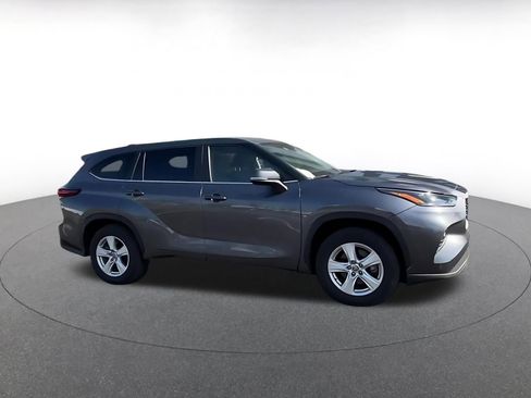 Used 2025 Toyota Highlander LE FWD image 2