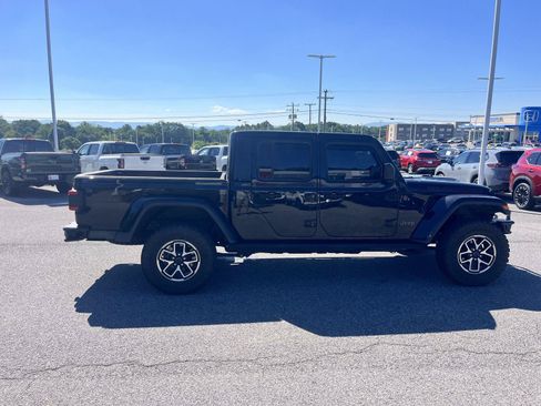 Used 2025 Jeep Gladiator Rubicon w/ Safety Group AWD/4WD image 8