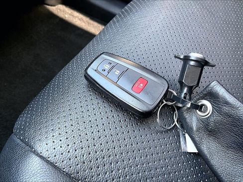 Used 2021 Toyota RAV4 XLE FWD image 15