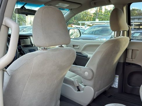 Used 2017 Toyota Sienna L image 18