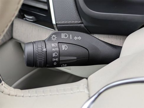 Certified 2025 Volvo XC90 B6 Ultra w/ Lounge Package image 37