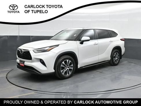 Used 2023 Toyota Highlander XLE AWD/4WD image 1