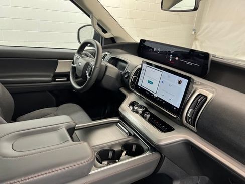 Used 2025 Ford Expedition Active AWD/4WD image 25