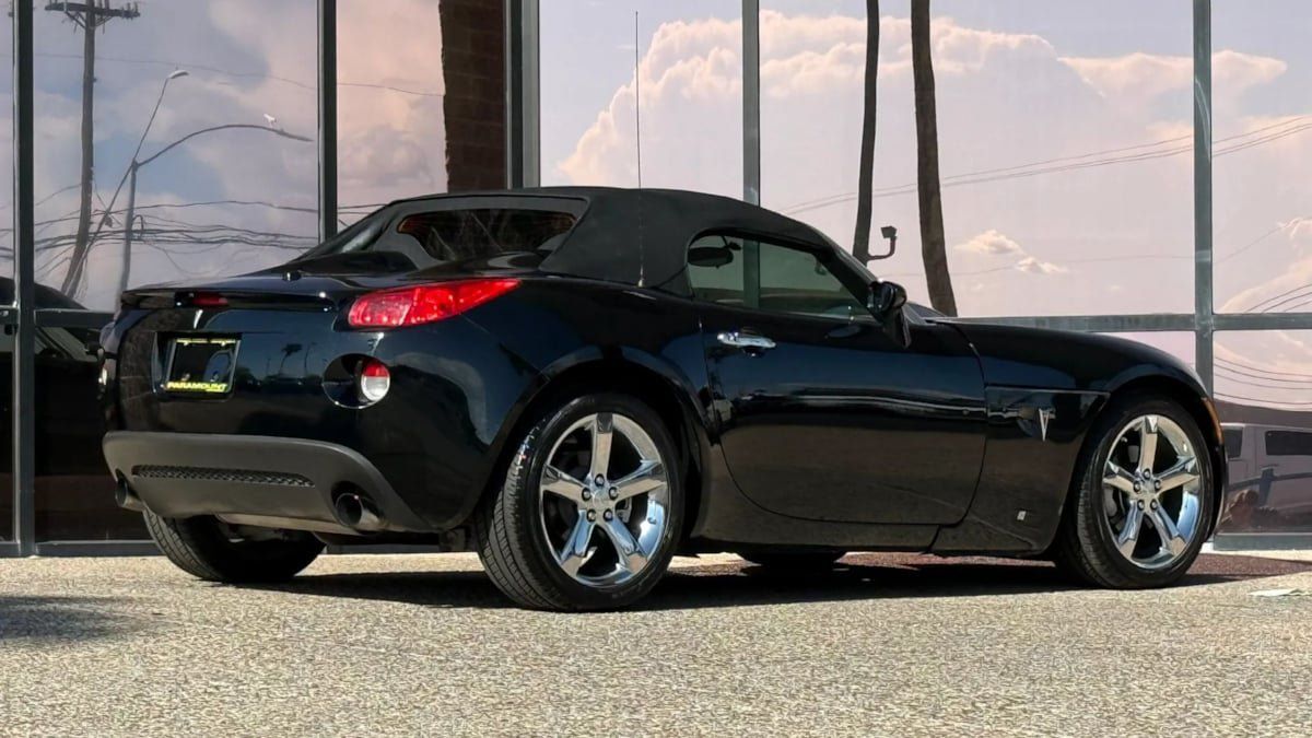 Used 2007 Pontiac Solstice GXP w/ Premium Package RWD image 17