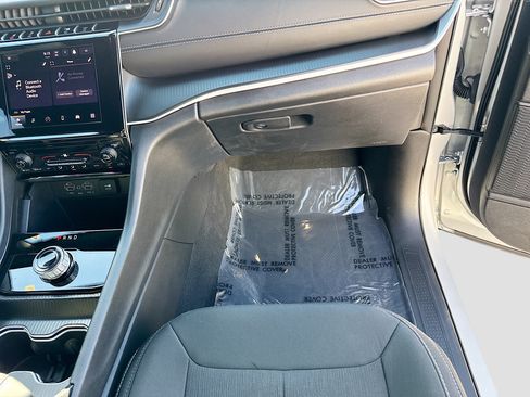 Used 2025 Jeep Grand Cherokee Laredo X RWD image 17