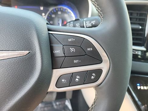 Used 2024 Chrysler Pacifica Touring-L image 30