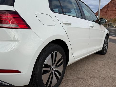 Used 2017 Volkswagen e-Golf SE w/ DC Fast Charging Package image 24
