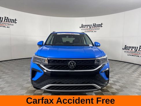 Used 2023 Volkswagen Taos SE w/ Panoramic Sunroof Package FWD image 3