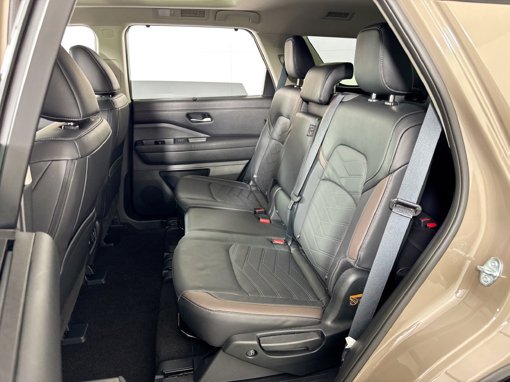 Used 2025 Nissan Pathfinder Platinum w/ Cargo Package AWD/4WD image 31