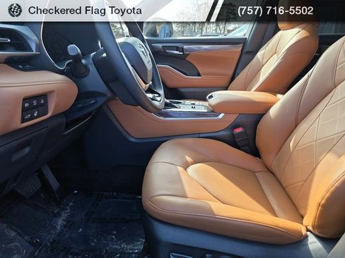 Used 2024 Toyota Highlander Platinum image 8