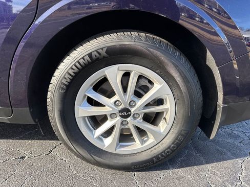 Certified 2023 Kia Carnival LX image 18