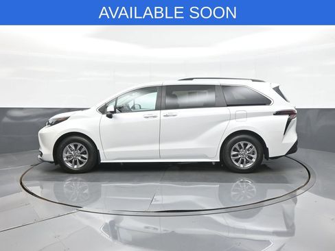 Used 2026 Toyota Sienna XLE FWD image 4