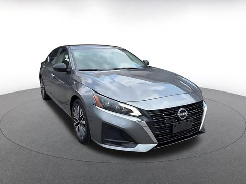 Used 2025 Nissan Altima 2.5 SV FWD image 3
