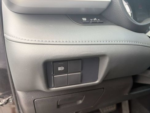 Used 2021 Toyota Highlander L FWD image 18