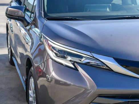 Used 2021 Toyota Sienna Platinum image 4
