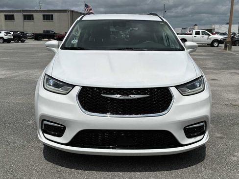Used 2022 Chrysler Pacifica Touring-L w/ Uconnect Theater Family Group FWD image 3