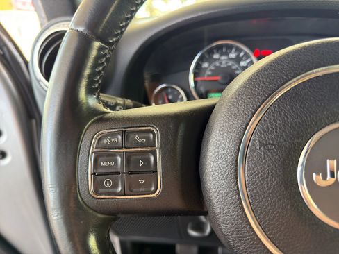 Used 2014 Jeep Wrangler Unlimited Sahara w/ Connectivity Group AWD/4WD image 29