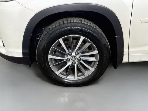 Used 2018 Toyota Highlander XLE AWD/4WD image 39