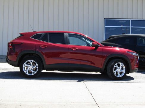 Used 2024 Chevrolet Trax LS w/ LS Convenience Package FWD image 2