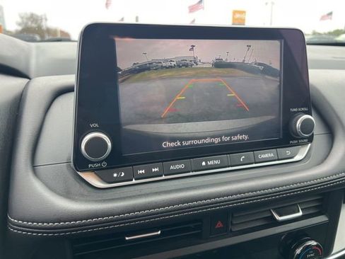 Used 2024 Nissan Rogue SV image 15