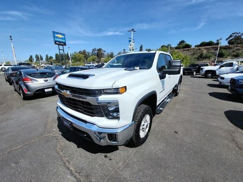 Used 2025 Chevrolet Silverado 2500 LT w/ Convenience Package AWD/4WD image 4