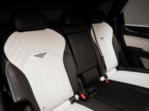 Used 2021 Bentley Bentayga Plug-In Hybrid AWD/4WD image 63