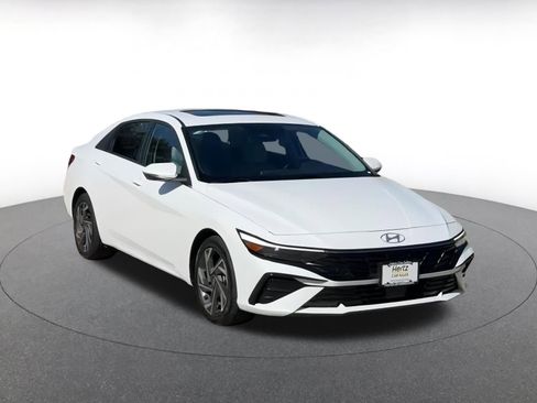 Used 2025 Hyundai Elantra Limited image 3