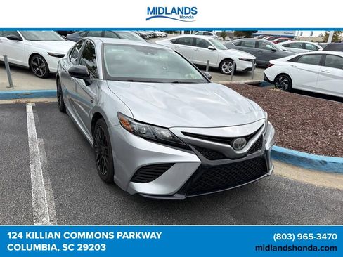 Used 2019 Toyota Camry SE FWD image 3