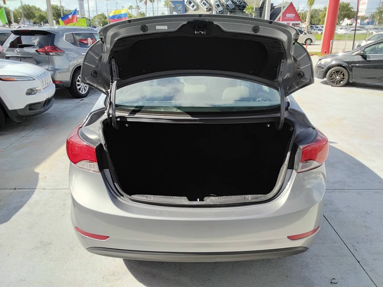 Used 2016 Hyundai Elantra SE w/ Option Group 02 FWD image 3