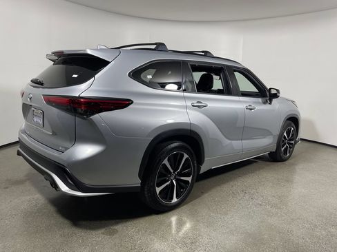 Used 2021 Toyota Highlander XSE FWD image 3
