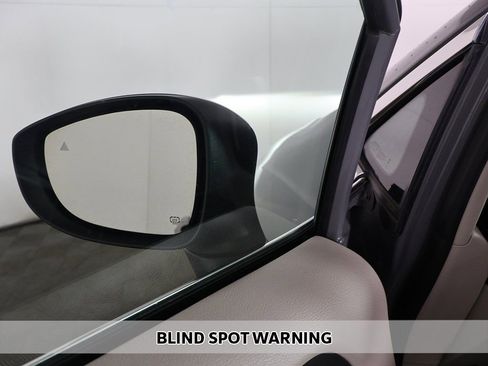 Used 2023 Chrysler Pacifica Touring-L FWD image 5