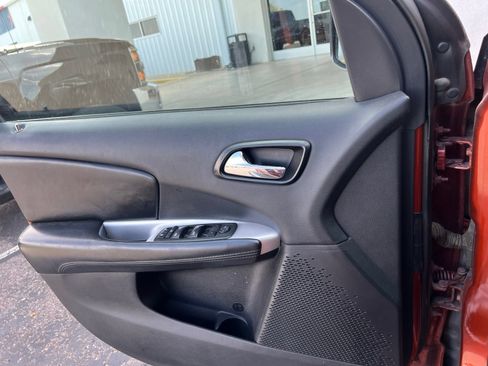 Used 2014 Dodge Journey SXT w/ Flexible Seating Group FWD image 2