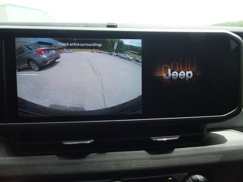 Used 2025 Jeep Wrangler Sport AWD/4WD image 25