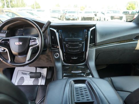 Used 2017 Cadillac Escalade Platinum AWD/4WD image 21