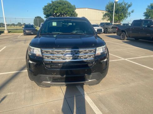 Used 2018 Ford Explorer XLT w/ Equipment Group 202A FWD image 2