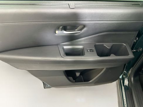 Used 2025 Nissan Pathfinder SL FWD image 25