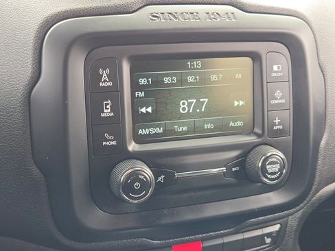 Used 2017 Jeep Renegade Latitude w/ Cold Weather Group FWD image 23