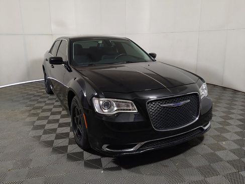 Used 2018 Chrysler 300 Touring RWD image 14