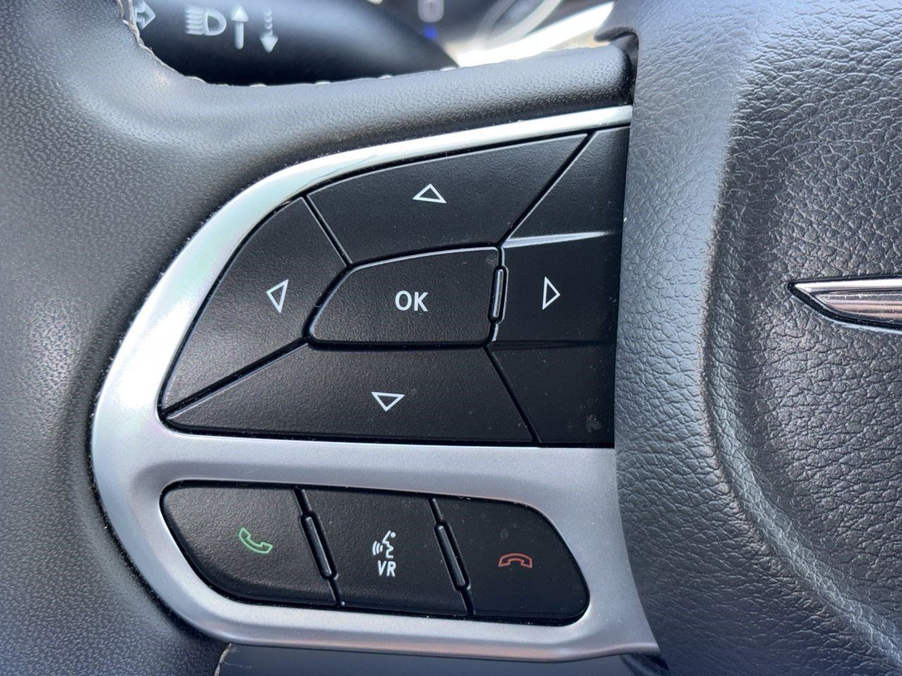 Used 2024 Chrysler Pacifica Touring-L FWD image 13