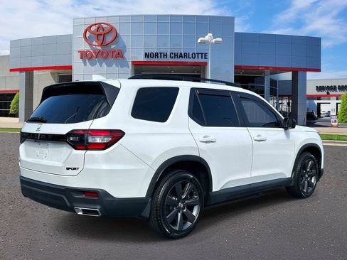 Used 2025 Honda Pilot Sport image 8