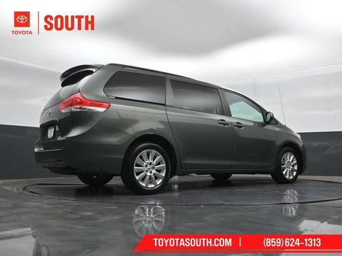 Used 2014 Toyota Sienna LE AWD/4WD image 33