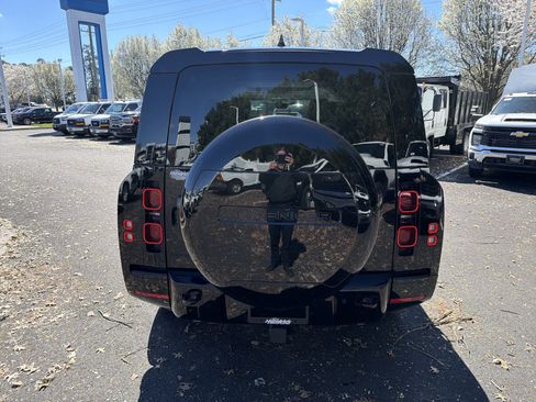 Used 2025 Land Rover Defender 130 X-Dynamic SE image 9