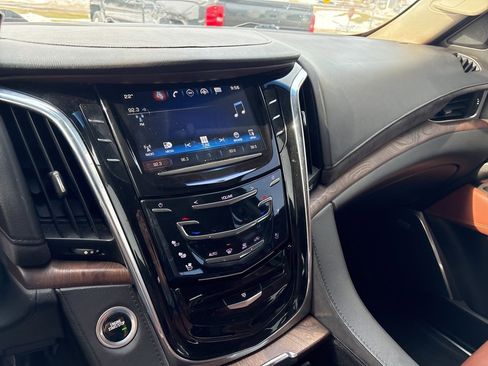 Used 2017 Cadillac Escalade ESV Luxury image 34