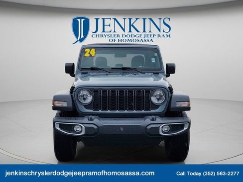 Used 2024 Jeep Gladiator Sport AWD/4WD image 12